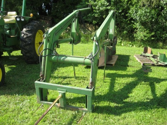 JD  148 loader w/ bucket & bale spear