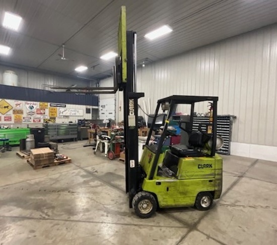 Clark C500-30 3-Stage Forklift, hard tire