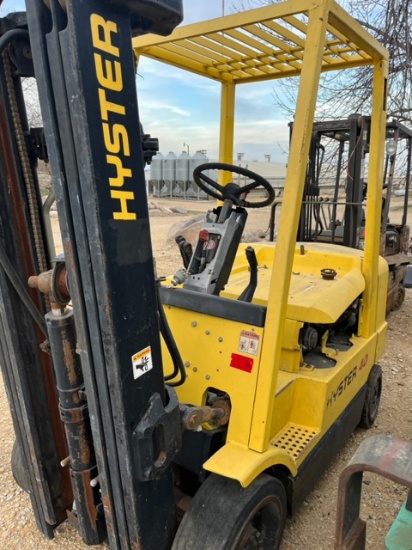 *For Parts or Repair, Hyster S40XM 3-Stage Forklift