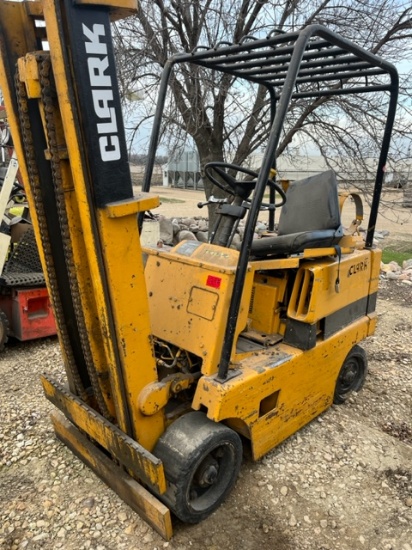 *For Parts or Repair: Clark Forklift