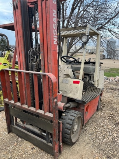 *For Parts or Repair: Nissan CGRGH0233V 3-Stage Forklift, hard tire