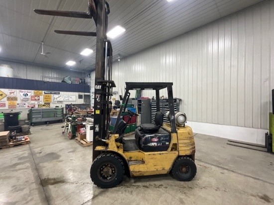 Caterpillar GP25 3-Stage Forklift