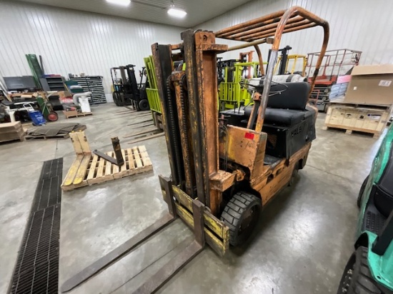 Yale L51G05-0-CAJ 2-Stage Forklift, hard tire
