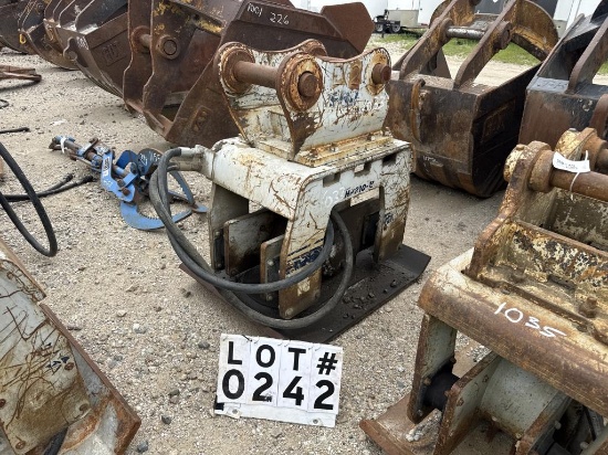 Hydraulic plate compactor