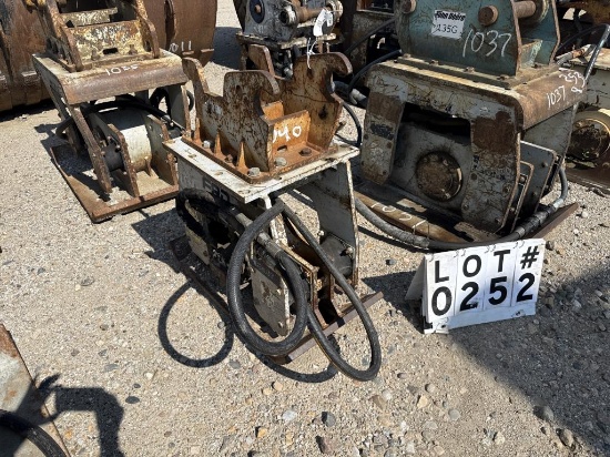 Hydraulic plate compactor
