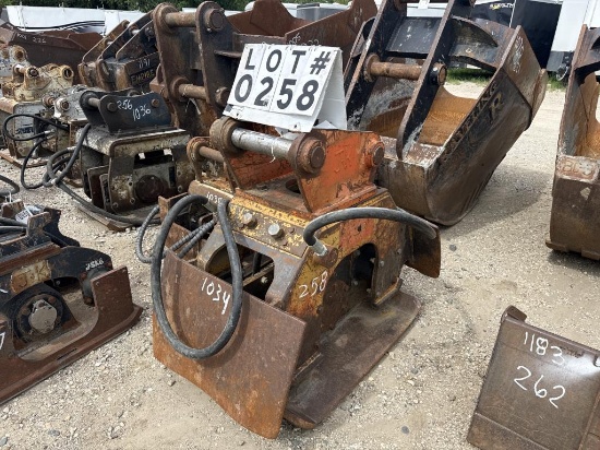 Hydraulic plate compactor