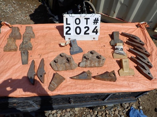 Assorted and mixed lot of excavator bucket parts