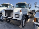 2001 Mack RD688S VIN: 1M2P267Y21M059001 Odometer States: 187339 Color: Whit