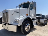 2013 Kenworth T800 VIN: 1XKDD79XXDJ366308 Odometer States: 426722 Color: Wh