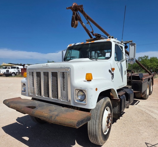 2002 INTERNATIONAL 2574 POLE TRUCK (INOPERABLE)