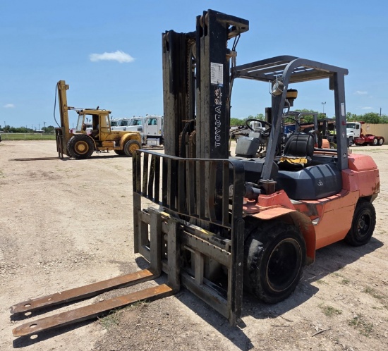 TOYOTA FGU35 FORKLIFT