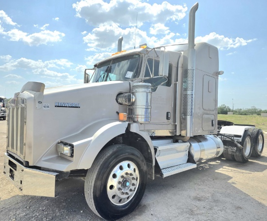 2013 Kenworth T800 Mid-Roof Sleeper Truck