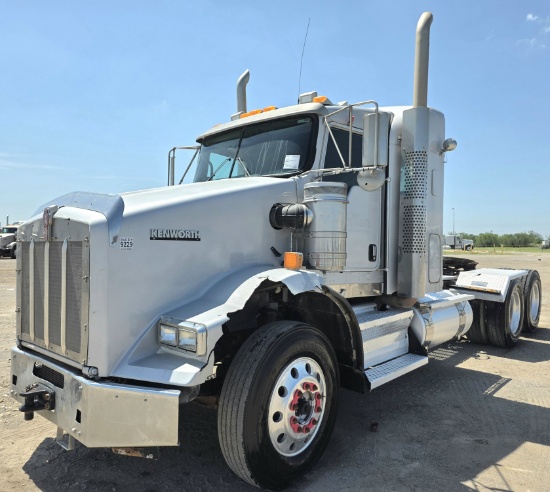 2013 Kenworth T800 Mid-Roof Sleeper Truck