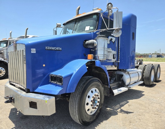 2013 Kenworth T800 Mid-Roof Sleeper Truck (Inoperable)