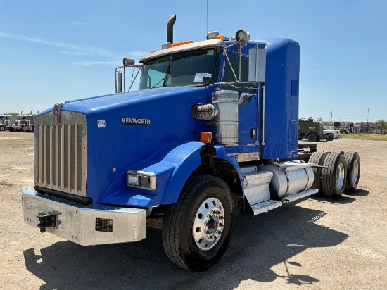 2013 Kenworth T800 Mid-Roof Sleeper Truck