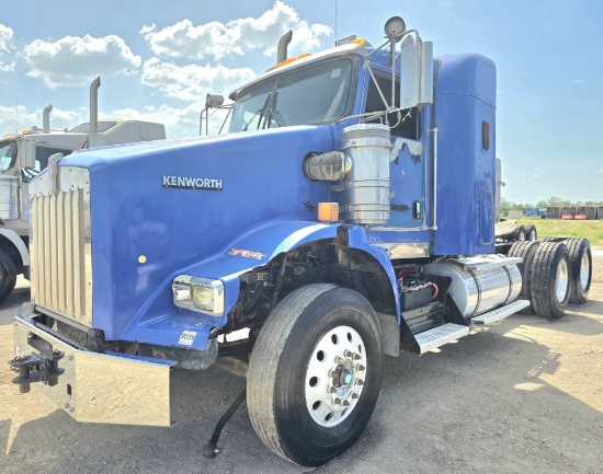 2013 Kenworth T800 Mid-Roof Sleeper Truck (Inoperable)