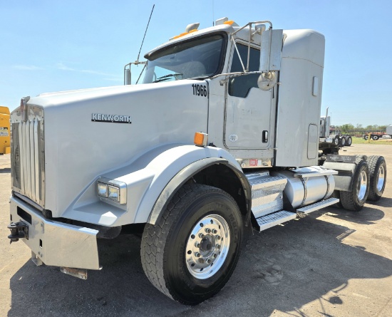 2015 Kenworth T800 Mid-Roof Sleeper Truck (Inoperable)