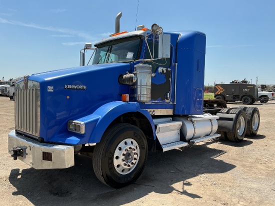 2013 Kenworth T800 Mid-Roof Sleeper Truck