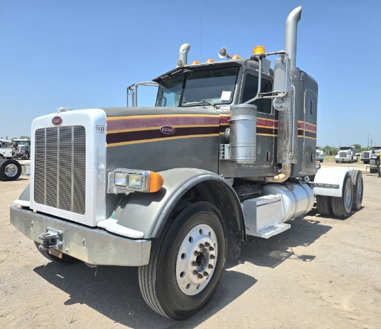 2012 Peterbilt 367 Flat-Top Sleeper Truck