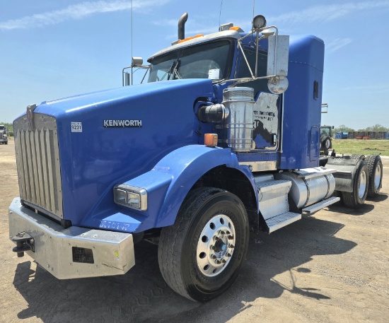 2013 Kenworth T800 Mid-Roof Sleeper Truck