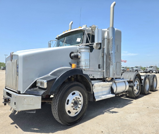 2012 Kenworth T800 Mid-Roof Tri-Axle Sleeper Truck