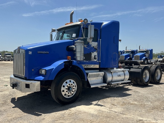 2013 Kenworth T800 Mid-Roof Sleeper Truck