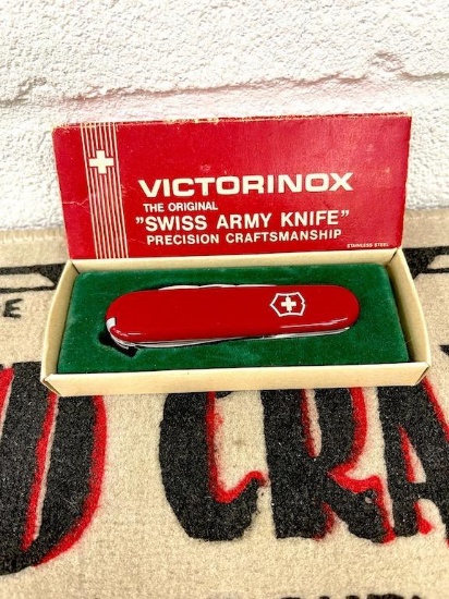 SWISS ARMY KNIFE IN BOX