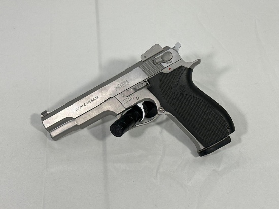Smith & Wesson 4506 SN# TCY1237 .45 Auto S/A Pistol. W/ Extra Mag...