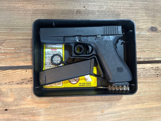 Glock 22 SN# ARD655US .40 SW S/A Pistol W/ Box and Extra Mag