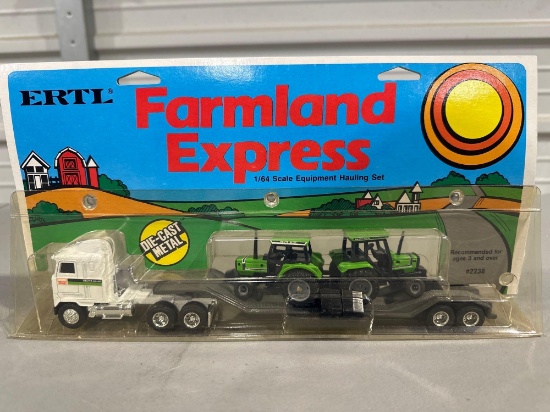 ERTL - 1/64 Die Cast Farmland Equipment Hauling Set NIB