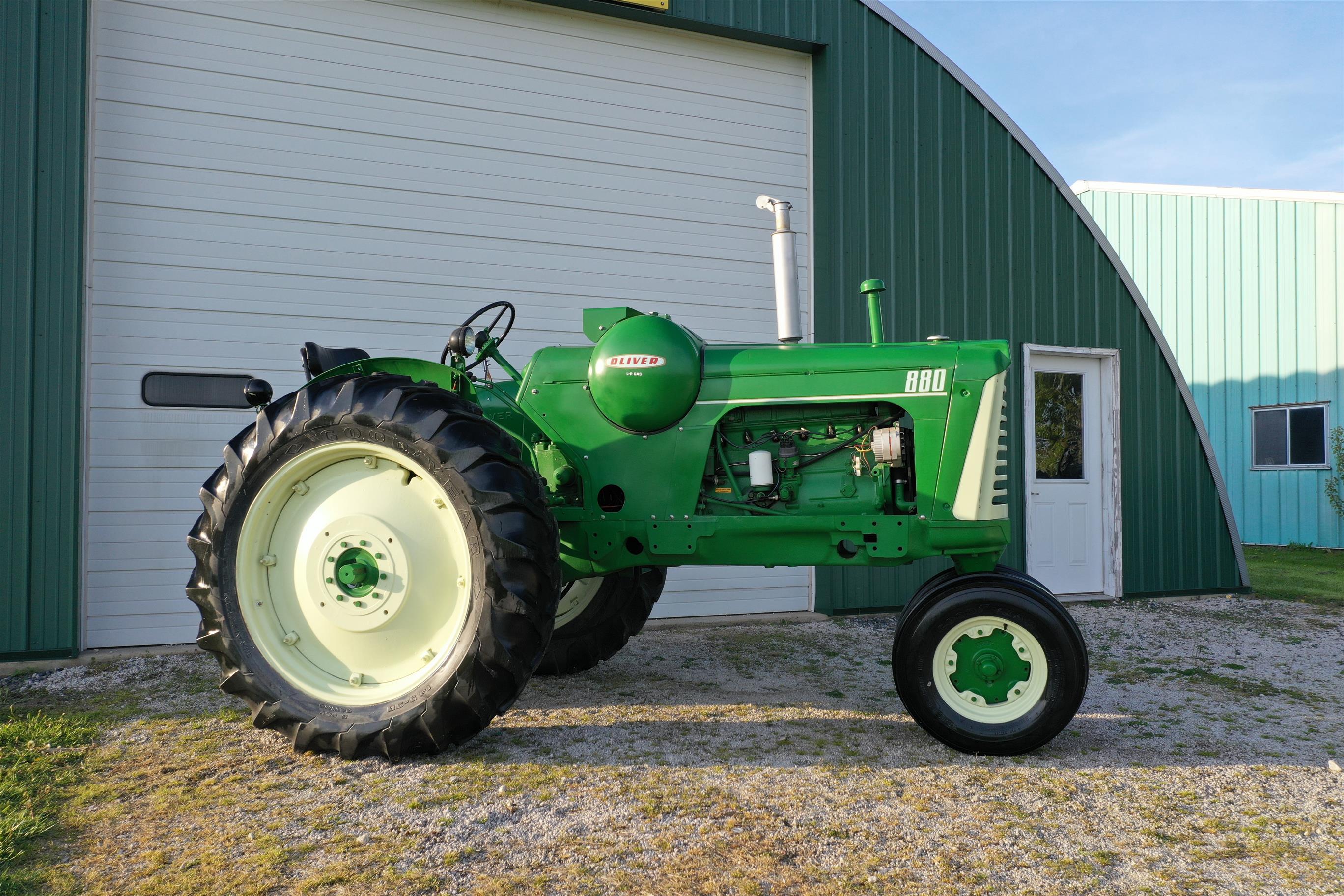 1960 Oliver 880 LP Gas, Row Crop, Hydra Hitch. No | Proxibid