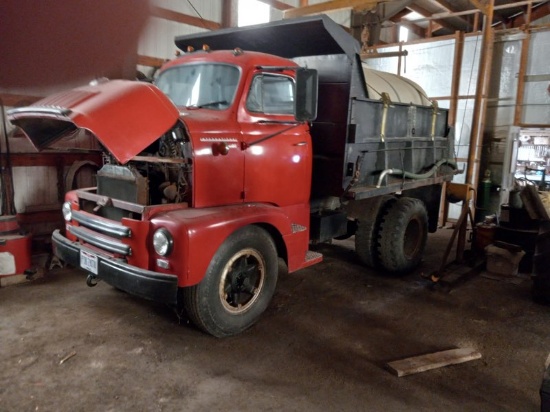 '52 IH 1-180 Dump Truck, good sheet metal, does not run