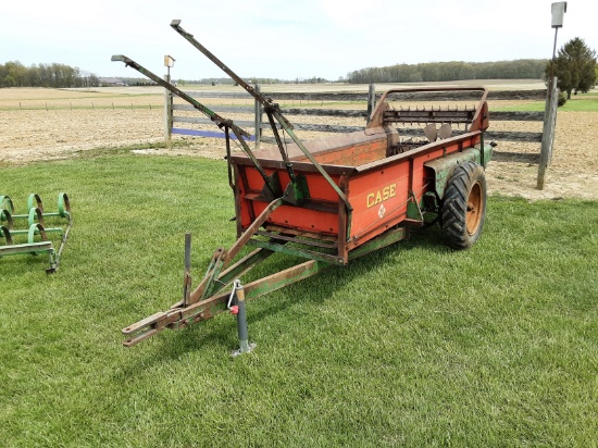 Case (mod. 95) ground driven manure spreader w/ triple beaters (excellent)