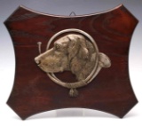 A CIRCA 1900 OAK PLAQUE WITH DOG AND HUNTING HORN