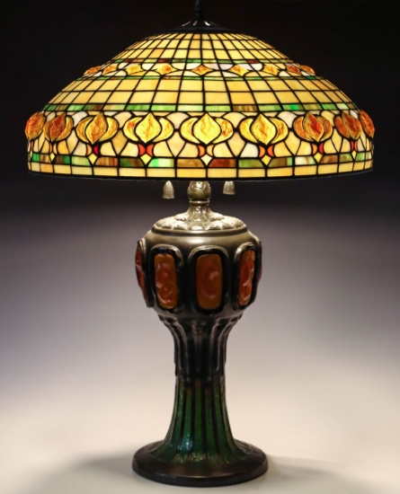 A LATE 20TH C TABLE LAMP WITH TURTLEBACK SHADE AND BASE