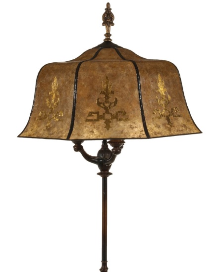 A GOOD EARLY 20TH C. FOOTED IRON BASE LAMP W/MICA SHADE