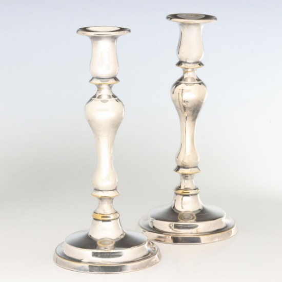 A PAIR OF EARLY 19C SILVERED BRASS PUSH-UP CANDLESTICKS