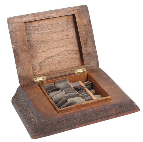 Interesting 18th to Mid 19th Century Engraved Flint Box for Flintlocks with App. 46 Flints (C2M)
