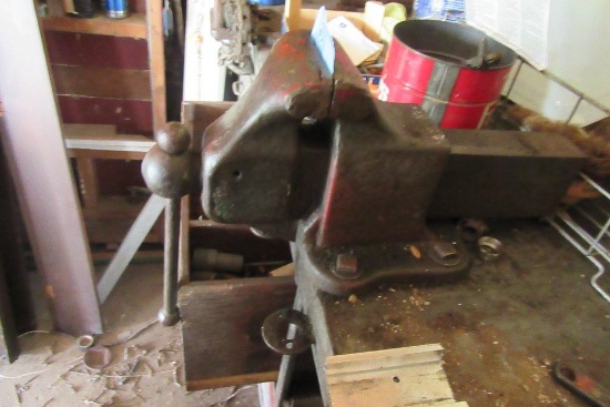 LARGE RED VISE