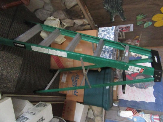 HUSKY 6 FOOT FIBERGLASS STEP LADDER