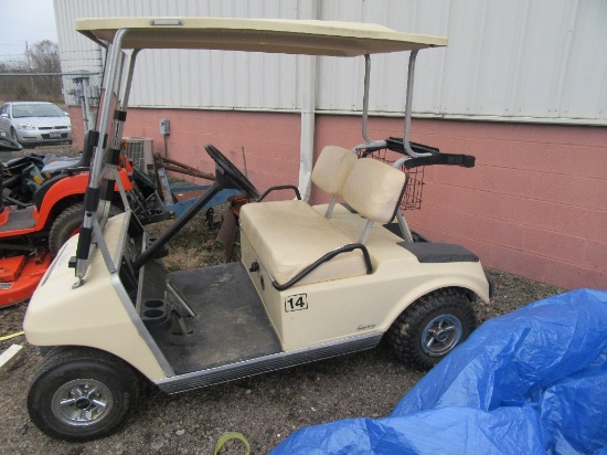 CLUB CAR ELECTRIC GOLF CART WITH CHARGER.