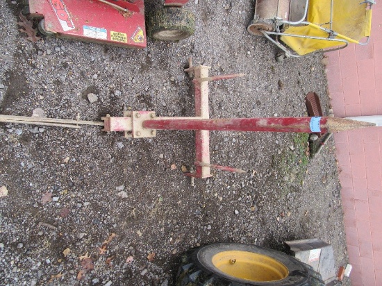 THREE-POINT ROUND BALE IMPLEMENT.