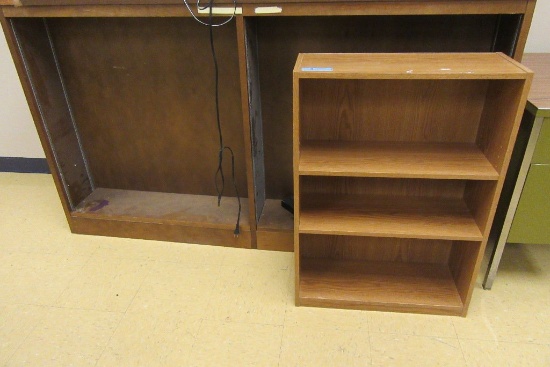 WOOD BOOKSHELF. TWO SECTION BOOKCASE WITH ADJUSTABLE SHELVING UNITS ON SIDE