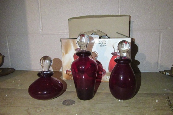 THREE-PIECE PERFUME BOTTLE SET