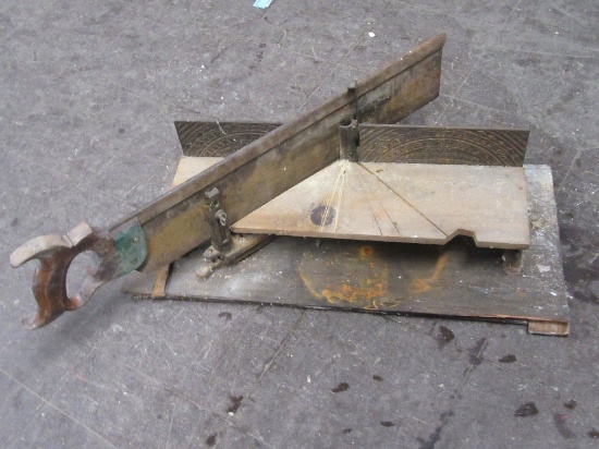 H.DISSTON & SONS PHILADA MITER BOX AND SAW. MAYBE MISSING SOME PARTS.