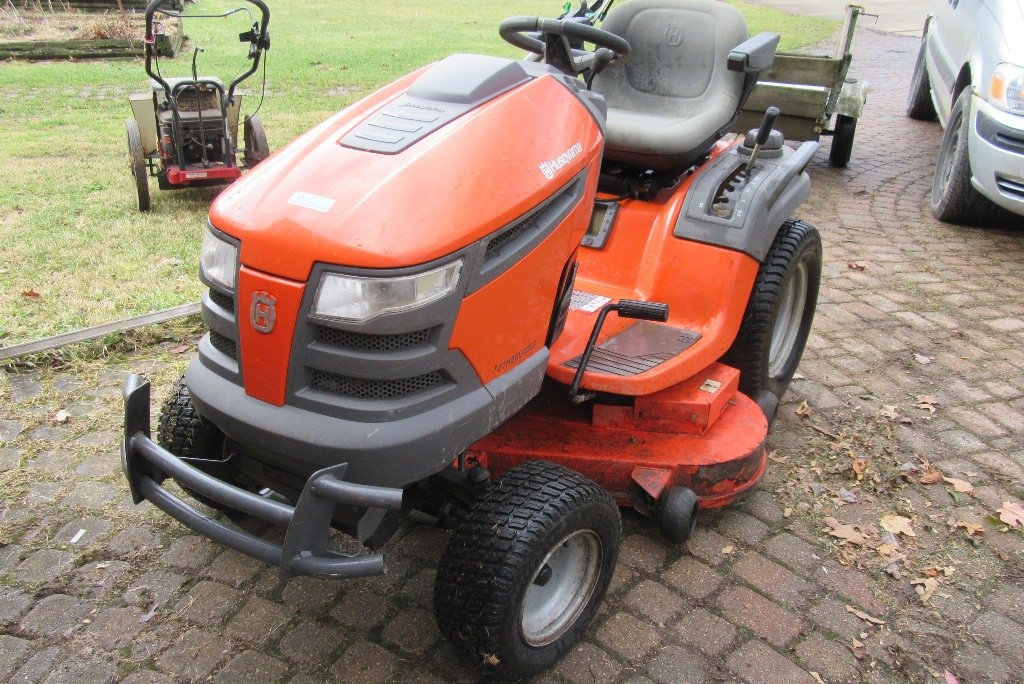HUSQVARNA GTH26V48LS HYDROSTATIC LAWN TRACTOR. 26 HP ENGINE. 333 HRS. RU
