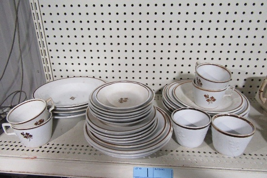 ASSORTMENT OF VINTAGE ALFRED MEAKIN MADE IN ENGLAND ROYAL IRONSTONE CHINA.