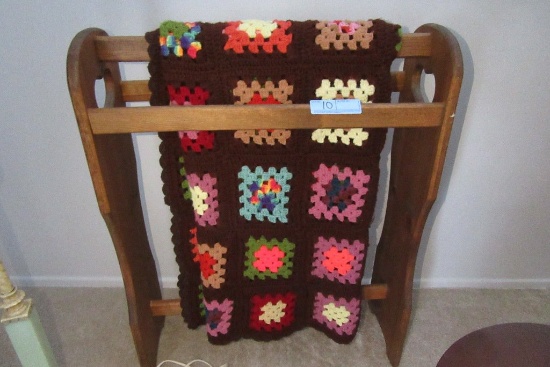 WOOD QUILT HANGER AND AFGHAN