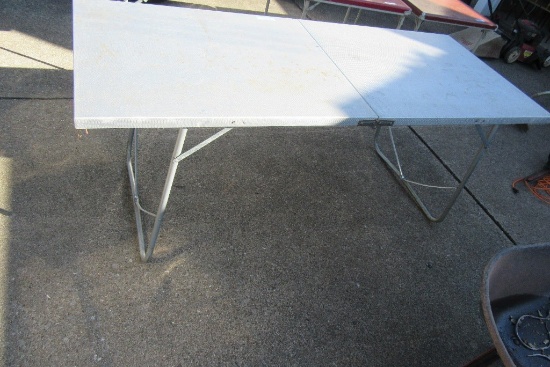 6 FT ALUMINUM FOLDING TABLE