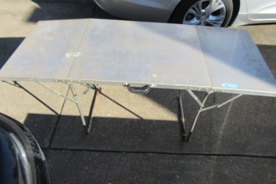 5 FOOT ALUMINUM FOLDING TABLE